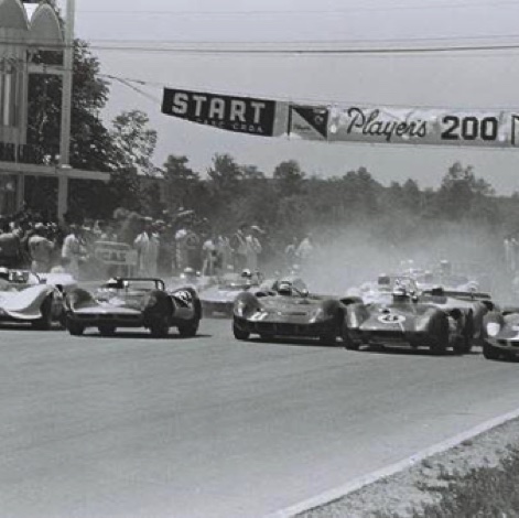 Player's 200 1965 : Départ en première ligne aux côtés de J. Surtees, J. Hall : JIm sur la Lotus 30
© D. Friedman